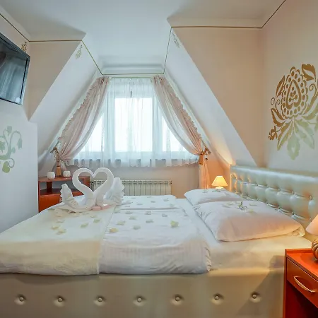 Regina I & Frühstückspension 3*